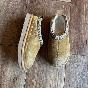 Koolaburra by UGG girls burree Cozy Tan slippers size 12